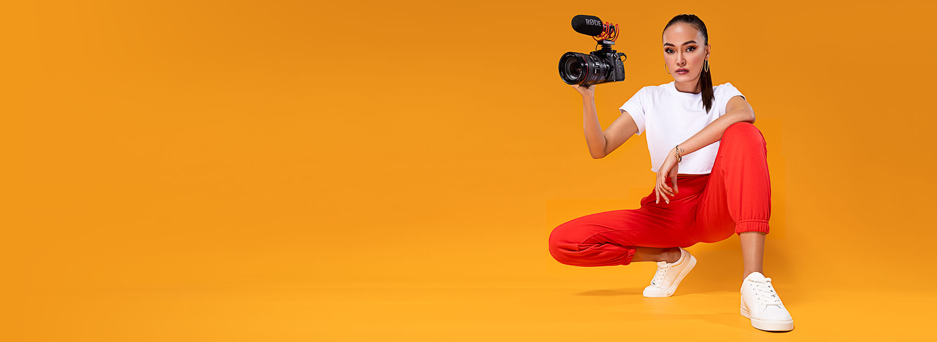 rode-videomic-go-II-insitu-girl-yellow-backdrop-crouching-1920x700-rgb.jpg (61 KB)