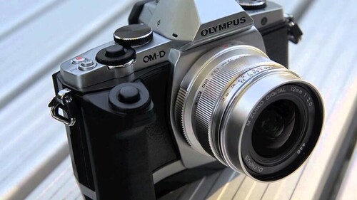 Olympus 12mm f/2.0 MFT Aynasız Lens Gümüş