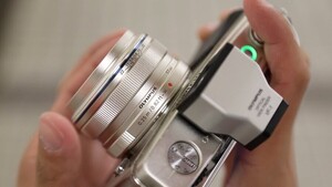Olympus M.Zuiko Digital 17mm f/1.8 Lens Gümüş - Thumbnail