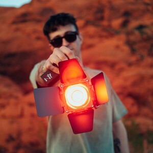 Zhiyun MOLUS X100 RGB Pro Pocket Light - Thumbnail